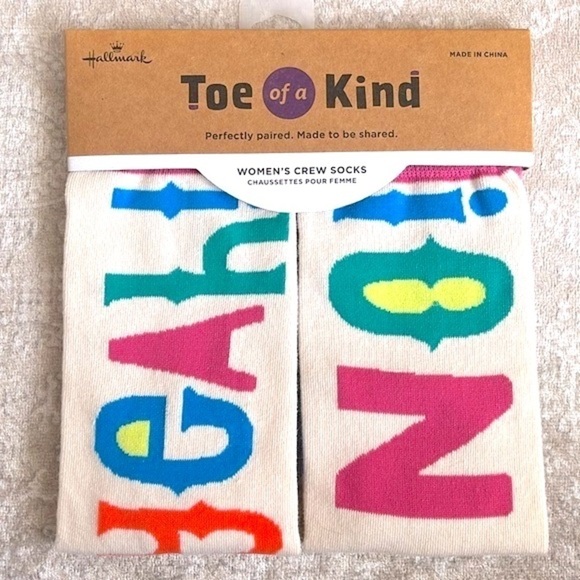 Brand New Set of 3 Pairs of Hallmark Toe of a Kind Crew Socks Rainbow Bunnies - Picture 6 of 15